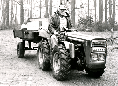 850865 Afbeelding van broeder-tuinman Rufus Marcellis ofm gezeten op een Ferrari-tractor, op het landgoed bij ...